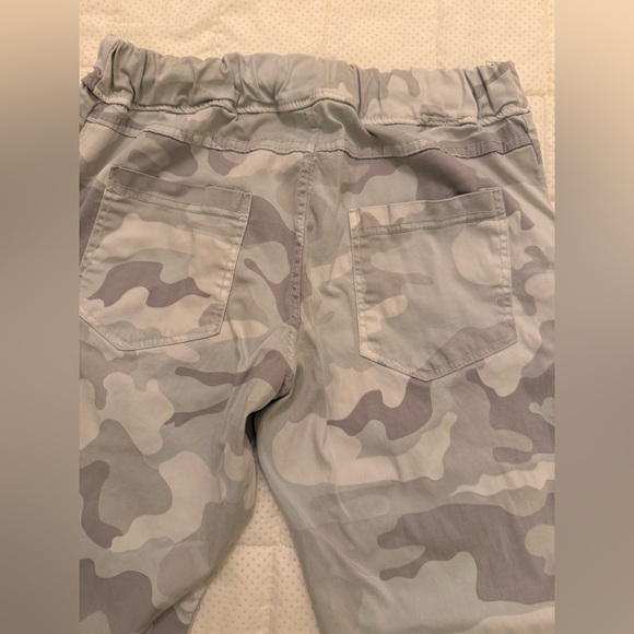 Bella Amore Made In Italy Gray Camouflage “magic stretch” Pants with raw hem. - Picture 10 of 11